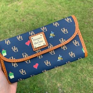 SOLD ON Ⓜ️ NWT Dooney & Bourke Continental Clutch